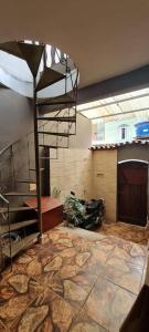 ein Zimmer mit einer Wendeltreppe in einem Gebäude in der Unterkunft Rose House in Arraial do Cabo