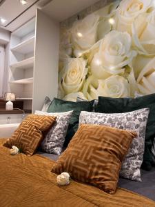 Posteľ alebo postele v izbe v ubytovaní DeLuxury Mirror Apartament Centrum