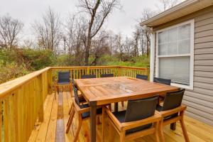 una terraza de madera con mesa y sillas de madera en Chic Lexington Home with Deck about 5 Mi to Downtown!, en Lexington