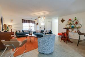 Een zitgedeelte bij Chic Lexington Home with Deck about 5 Mi to Downtown!