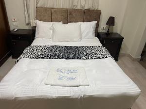 een groot bed met een welkomstgeschenk bij amazing apartment in the most luxurious area of ​​the Fifth Settlement in Caïro