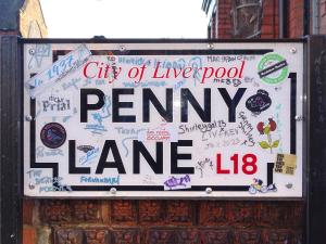 ein Zeichen für eine Stadt mit einer flachen, guten Penny Lane in der Unterkunft Stylish & modern home across the road from the famous Penny Lane walking distance to cafes restaurants and supermarkets in Liverpool