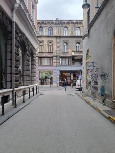 een lege straat voor een gebouw bij Apartman EM in Sarajevo