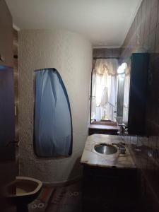 uma casa de banho com um lavatório e um espelho em CHE LOLITA HOUSE 3 em El Palomar