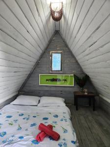 sypialnia z łóżkiem w jurcie w obiekcie Recanto do Pontal Camping w mieście Angra dos Reis
