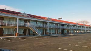 een lege parkeerplaats voor een gebouw bij Motel 6-Brunswick, GA in Brunswick