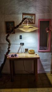 Cette chambre dispose d'une table en bois avec une lampe. dans l'établissement La Casona Espacio Bonito, à Zapatoca