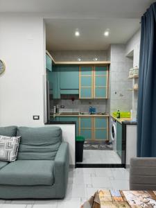 un soggiorno con divano e cucina di Home 5.1 a Napoli