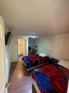 Habitación con 2 camas y TV. en Alojamientos OPV en Calama