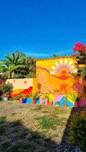 un edificio con un mural en el costado en La Casona Espacio Bonito, en Zapatoca