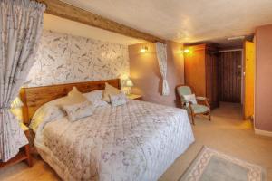 1 dormitorio con 1 cama grande en una habitación en Tinhay Mill, en Lifton
