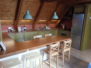 a kitchen with a large wooden table and chairs at Arties Centro 3 habitaciones, exclusivo familias in Arties