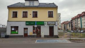 a building on the corner of a street at Poddasze kamienica Włocławek centrum in Włocławek