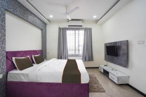 1 dormitorio con 1 cama grande y TV en Hotel City Pride en Raipur