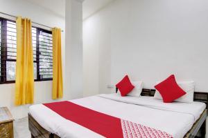 A bed or beds in a room at Super OYO Flagship Blossom Inn Burari