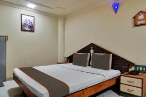 1 dormitorio con 1 cama grande en una habitación en Collection O Hotel Shiv Inn en Pune