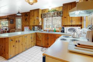 une cuisine avec des armoires en bois et un comptoir dans l'établissement Rosebud Cottage, à Joseph