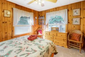 une chambre avec un lit, une commode et une fenêtre dans l'établissement Rosebud Cottage, à Joseph
