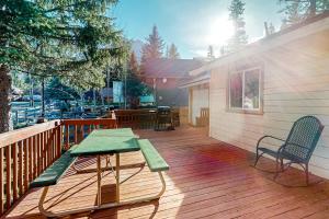 une terrasse en bois avec un banc et une table dans l'établissement Rosebud Cottage, à Joseph