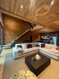 a living room with two couches and a table at Arttysur Lux Village Sierra Nevada Casa 8 Superlujo in Sierra Nevada