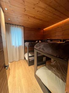 a room with two bunk beds in a cabin at Arttysur Lux Village Sierra Nevada Casa 8 Superlujo in Sierra Nevada