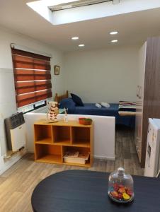 Zimmer mit einem Bett und einem Tisch in einem Zimmer in der Unterkunft Apartamento cerca del Humedal Tres Puentes in Punta Arenas