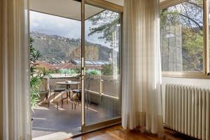 Zimmer mit einem Balkon mit Tisch und Stühlen in der Unterkunft Casa Patrizia Como Lake View - by Relais Di Giada in Como