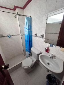 La salle de bains est pourvue d'une douche, de toilettes et d'un lavabo. dans l'établissement Nuevo Horizonte, à Pasto