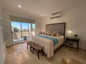 um quarto com uma cama grande e uma varanda em Sea view, king-size bed, wheelchair access em Cabo San Lucas