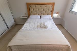 - une chambre avec un grand lit et des serviettes dans l'établissement Amplio Dpto De 2 Dormitorios Con Parilla, à Asuncion