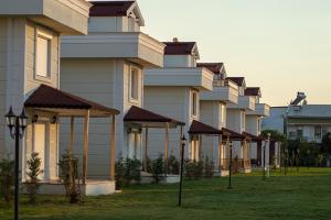 una fila de casas con una fila de techos en Cityhomes, en Dikili