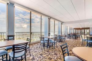 een eetkamer met tafels, stoelen en ramen bij Best Western Corpus Christi in Corpus Christi