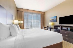 um quarto de hotel com uma cama grande e uma televisão de ecrã plano em Best Western Corpus Christi em Corpus Christi