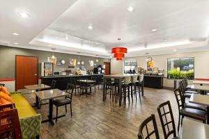 a restaurant with tables and chairs and a bar at Best Western Galleria Inn & Suites in Houston