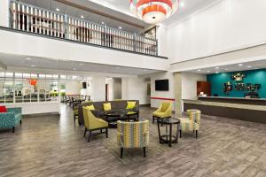 una hall di un ospedale con tavoli e sedie di Best Western Galleria Inn & Suites a Houston