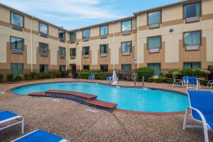 un hôtel avec une piscine en face d'un bâtiment dans l'établissement Best Western Galleria Inn & Suites, à Houston