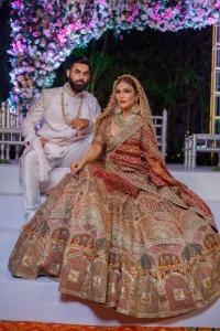 uma noiva e um noivo posando para uma foto no seu casamento em Radisson Blu Hotel Pune Kharadi em Pune