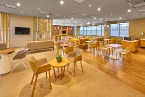 A restaurant or other place to eat at City Express Plus by Marriott Leon Centro de Convenciones