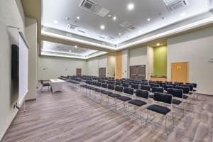 una sala de conferencias con sillas y un podio. en City Express Plus by Marriott Leon Centro de Convenciones en León