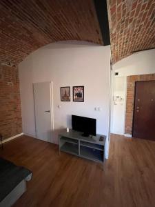 un soggiorno con TV a schermo piatto su un tavolo di Loft Apartment by Letrent a Żyrardów