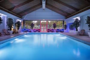 una grande piscina con sedie e tavolo di Delta Hotels by Marriott Huntingdon a Huntingdon