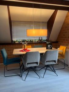 - une salle à manger avec une table et des chaises dans l'établissement Dennenrust A-frame huisje middenin het bos., à Lanaken