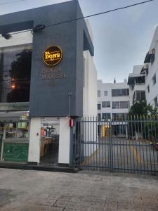 un edificio con un cartello sul lato di Marcel Suites a Santo Domingo