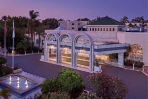 - une vue aérienne sur un bâtiment avec piscine dans l'établissement Fes Marriott Hotel Jnan Palace, à Fès