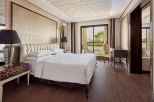 Postel nebo postele na pokoji v ubytování Fes Marriott Hotel Jnan Palace
