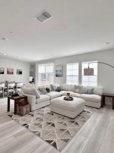 uma sala de estar com um sofá e uma mesa em NEW Luxurious 5BR/3BATHES Home, Spacious and Retreat location with Modern Amenities em Ontario