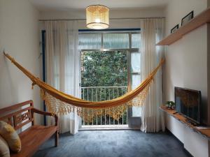 een kamer met een hangmat voor een raam bij URCA 303 Rio BR in Rio de Janeiro