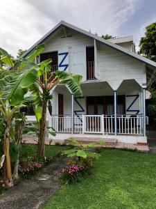 ポワント・ノワールにあるVilla Les Gallièresの白屋