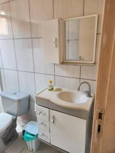 ein kleines Bad mit WC und Waschbecken in der Unterkunft Casa em condomínio em Araruama in Araruama