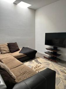 Il comprend un salon doté d'un canapé et d'une télévision à écran plat. dans l'établissement Casa Nobleza, à Ciudad Juárez